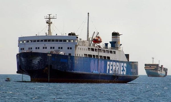 Η μάχη των ρυμουλκών να «δέσουν» το ακυβέρνητο πλοίο «Παναγιά Αγιάσου» (βίντεο)